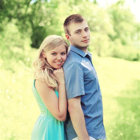 couples affectueux heureux de portrait jeunes ensemble photo stock image du mignon famille