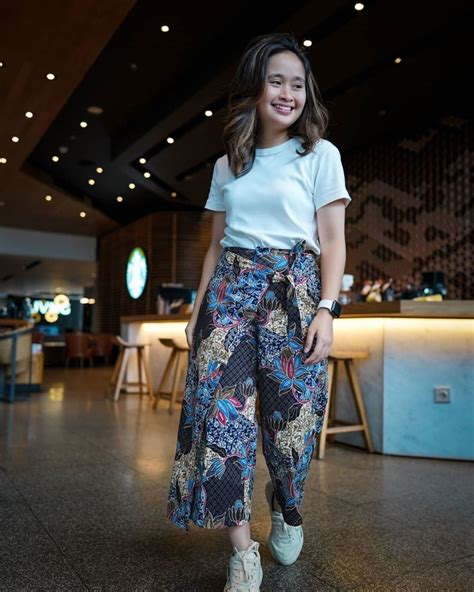 Tampil Modern Ini 12 Ootd Dengan Batik Ala Artis Indonesia