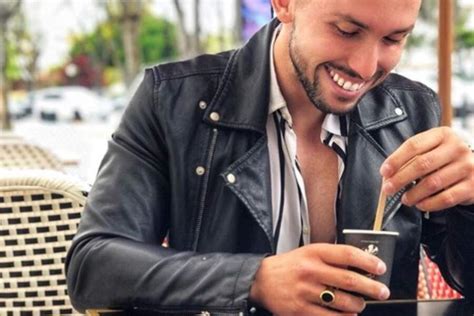 muscles sourire ravageur et poses sexy découvrez steve de pékin express 2019 sur instagram