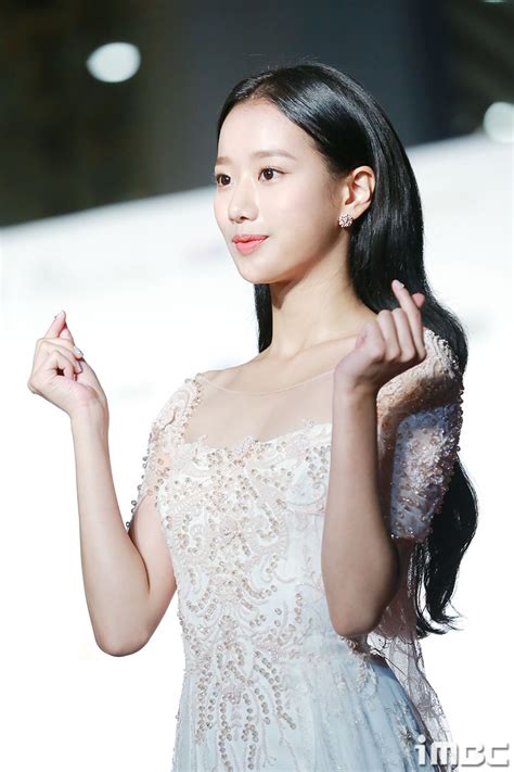 북한 김덕훈 내각총리, 함경남북도의 여러 부문 사업 현지 시찰. 포토 에이프릴 이나은, 사랑스러운 아이돌 하트