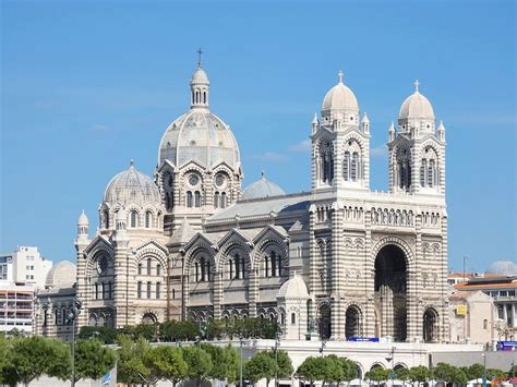 Contactez allô mairie au 3013📱. Walking Tour in Marseille - Deluxe France
