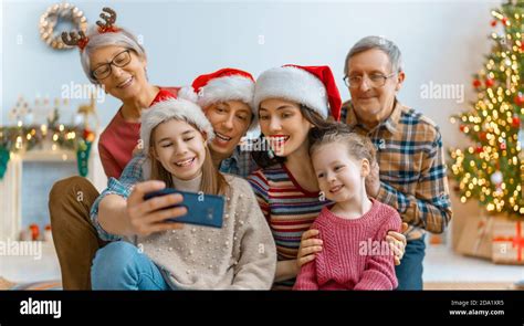 ¡feliz Navidad Y Felices Fiestas Abuela Abuelo Mamá Papá Y Niños Tomando Foto Selfie Los