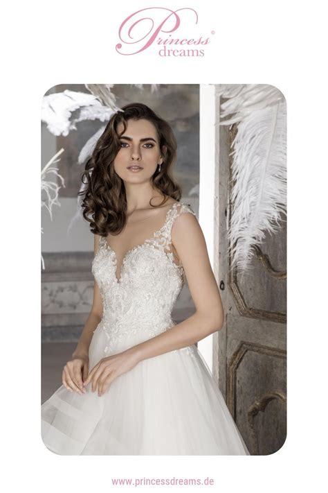 Dann ist ein trägerloser bh , ein bustier oder ein torselett sehr gut geeignet, um es zu tragen. Ein Prinzessin Brautkleid mit Volants , Glitzer und Spitze ...