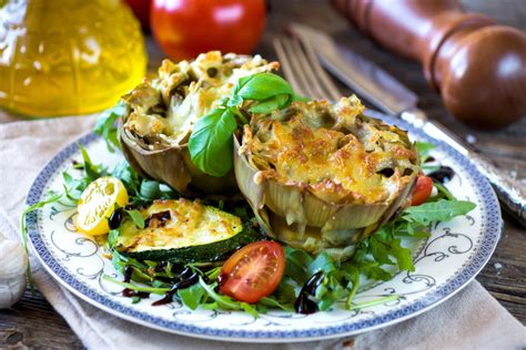 Te enseñamos cómo cocinar alcachofas, unas de las verduras más interesantes para cuidar nuestra salud y, además, deliciosas. Receta de alcachofas al horno con queso - Unareceta.com