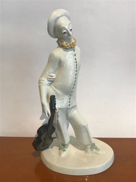 Penawaran merupakan kuantitas barang atau jasa yang tersedia dan ditawarkan oleh produsen kepada konsumen pada tingkat harga dalam periode waktu tertentu. Porzellanfigur "Pierrot mit Gitarre", KPM Berlin nach 1910 ...