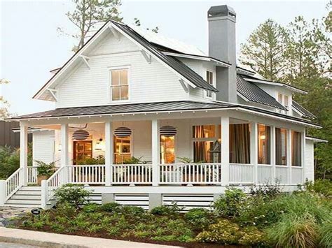 White Farmhouse With Wrap Around Porch Escalas Teoria Articolo 8