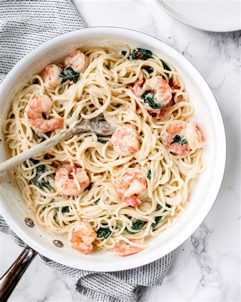 Spaghetti in een roomsaus met garnalen spinazie en Parmezaanse kaas