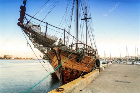 Fotos De Antiguo Barco De Madera En Portimao Algarve Portugal