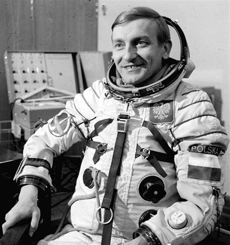 Mirosław hermaszewski enjoys science fiction novels, hunting, sailing and various other sports mirosław hermaszewski — miroslaw hermaszewski nationalité polonais naissance 15 septembre. Kapsuła Mirosława Hermaszewskiego w Muzeum w Sieradzu ...