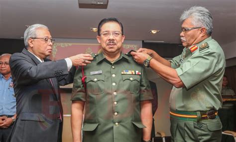 Mobilize edilmiş 300 serisi ve gönüllü. Majlis Pemakaian Pangkat Pegawai Tauliah Kehormat Askar ...