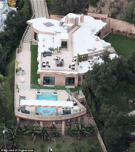 Inside The 12million Mansion Rihanna Now Calls Home Daily Mail Online
