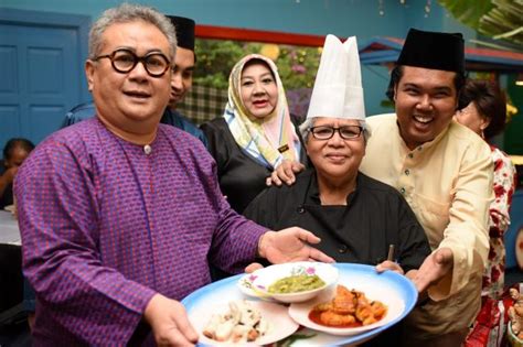 Open for breakfast, lunch, high tea and dinner, one can eat a la carte or partake in the huge buffet. "NOSTALGIA SAJIAN DESA" DI RESTORAN REBUNG CHEF ISMAIL