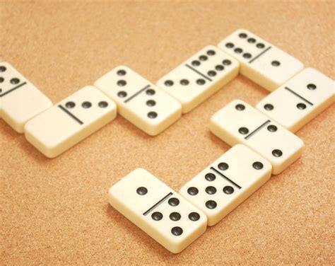 How To Play Dominoes Domino Games How To Play Dominoes Fun Card Games