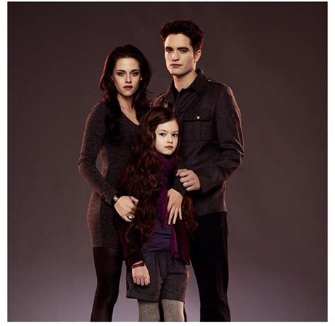 Edward Bella And Renesmee Twilight Breaking Dawn Twilight Saga