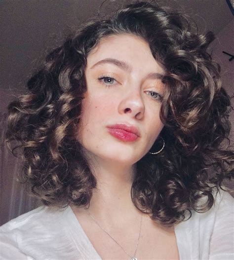 Teetering on the edge between waves and curls, 2c wavy hair sometimes feels hard to pin down. 2C 3A Curly Bob | Curly hair styles, Red curly hair, Curly ...