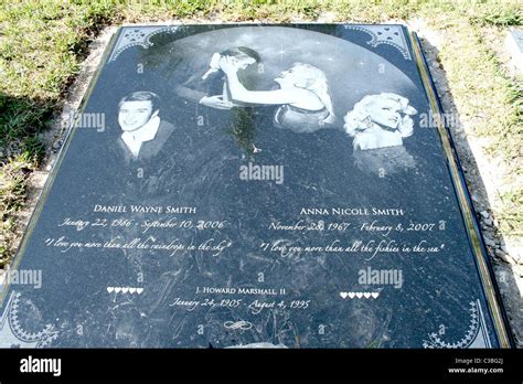 Anna Nicole Smith New Grave Of The Late Anna Nicole Smith At The