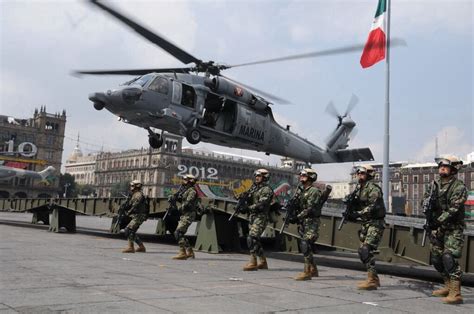 Marinos Y Un Helicóptero Uh 60m Black Hawk Military Police Military