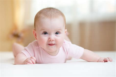 Ideal ist es, etwa sechs bis acht wochen nach der geburt mit der babymassage zu beginnen. Ab wann können Babys ihr Köpfchen halten? | Babyartikel.de