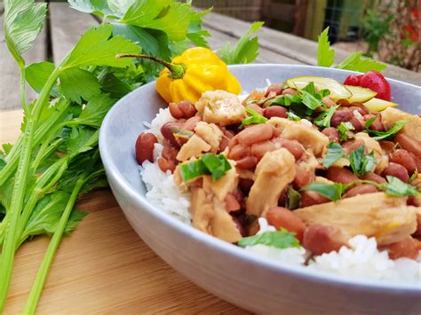 Plantbased Tuesday Bruine bonen met rijst en kipstuckjes