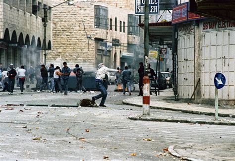 Birinci intifada, 987 yilinda baslamis ve 992'ye degin surmus. Le 9 décembre 1987, éclatait la première Intifada | L'Humanité
