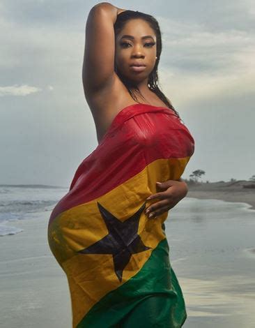 Ghanaian Lady Poses Completely Nude To Celebrate Her Country S