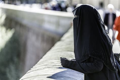 Niqab La Circulaire Exige Uniquement De D Voiler Le Visage L Entr E
