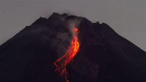 Laporan Aktivitas Gunung Merapi Luncurkan Guguran Lava Dalam