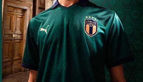 Das erste trikot der italienischen nationalmannschaft bei ihrem debüt gegen frankreich am 15. Italienische Nationalmannschaft läuft zukünftig in grünem ...