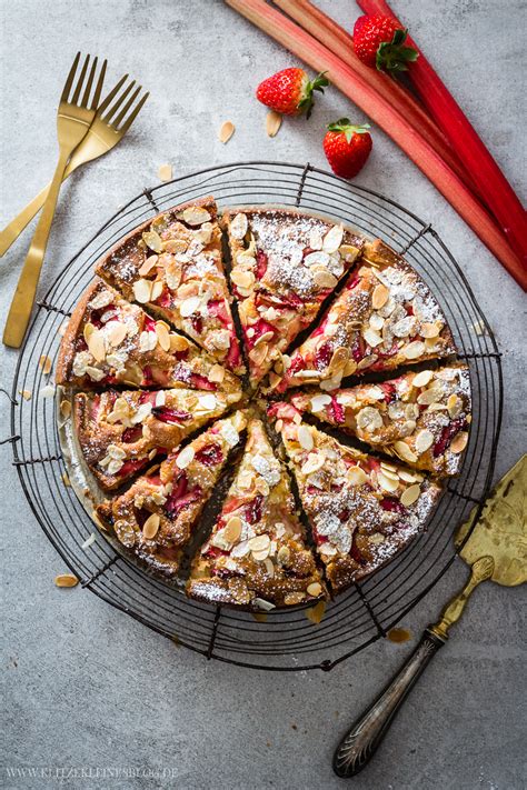 Übrige früchte auf dem kuchen verteilen und 30 minuten backen. Ein feines und schnelles Rezept für Rhabarber-Erdbeer ...