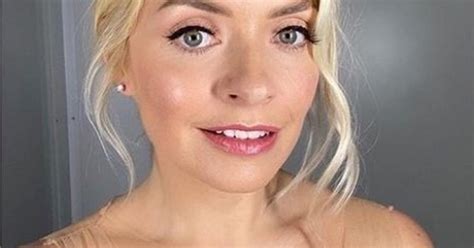 Holly Willoughby Wears White Bath Towel For Breakfast In Bed Mother S Day Surprise Daily Star