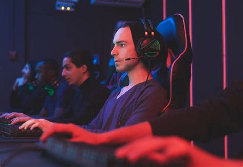Seiring berkembangnya dunia esport membuat banyak penggembang game membarikan imbalan atau hadiah kepada para playernya dengan beragam cara. Favorit! Ini 5 Game Online yang Menghasilkan Uang - UNITEDPAY