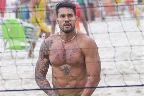 Bil Araújo reage após nudes na praia Tamanho não é documento