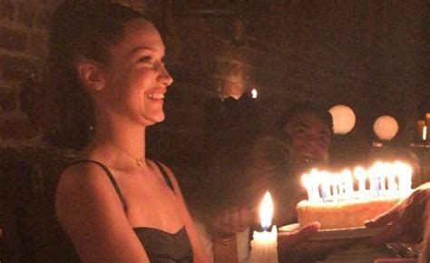 Bella Hadid comemora 21 anos com a irmã e os pais em restaurante de