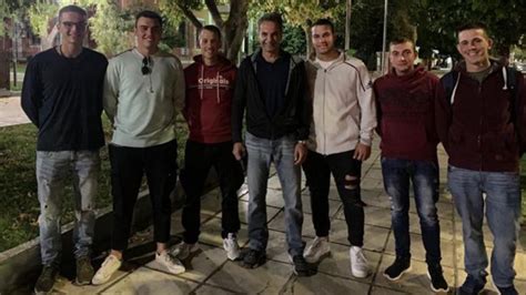 Ο κωνσταντίνος μητσοτάκης είναι πάρα πολύ απλό παιδί. H φωτογραφία του Πρωθυπουργού με το φαντάρο γιο του και τη ...
