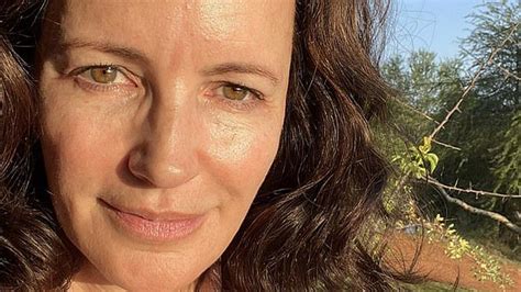 Kristin Davis Shows Off Her Natural Beauty As She Goes Makeup Free In