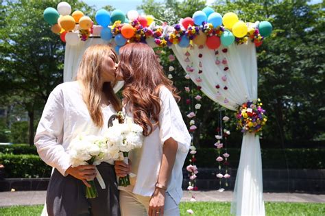 Taiwan Celebrates Asias First Same Sex Weddings Cnn