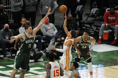 Check out current milwaukee bucks player jrue holiday and his rating on nba 2k21. NBA Playoffs Hawks-Bucks: Watch Trae Young's Incredible Move on Jrue Holiday - Sports ...