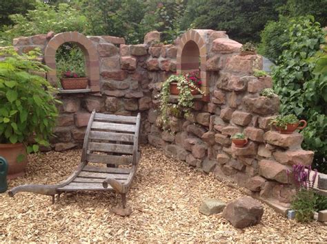 Garden walls as privacy screens, beds and patches or as a solution for the altitude difference surrounding your house. Ruinen-Deko-Mauer aus alten Sandsteinen | Steinmauer ...