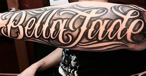 To commemorate a feeling or place, mantra or name of a loved one, a word or particular expression can have deep and powerful meaning. Lettering Tattoos | Inked Magazine | möjliga motiv ...