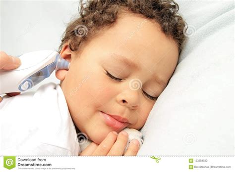 Gute qualität, grosse auswahl, versandkostenfrei. Krankes Kind im Bett stockfoto. Bild von gesicht, kindheit ...