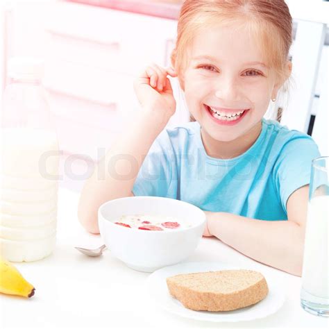 Kleine Mädchen Essen Stock Bild Colourbox