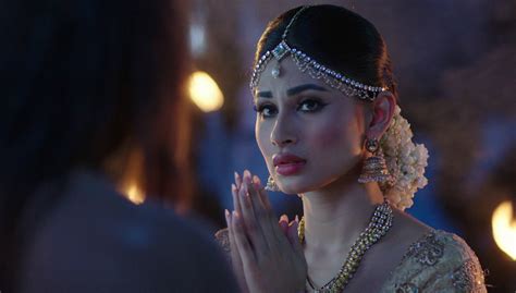 Mouni Roy Looks Breathtakingly Beautiful As Shivangi On Naagin 2