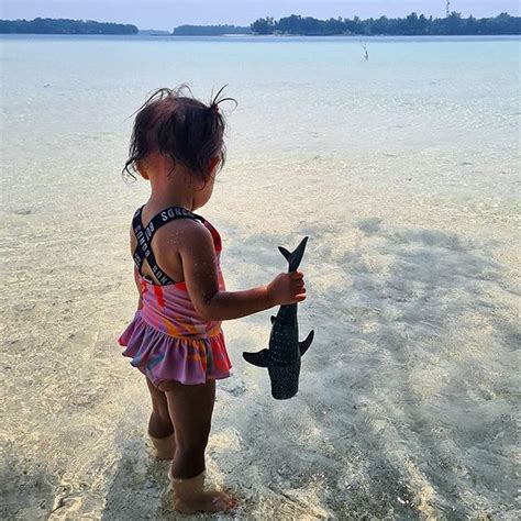 Itri gary, richa novisha juga tampak lirih dan setia mendampingi suami tercintanya. 9 Momen liburan Raisa dan Hamish Daud, menginap di eco resort
