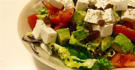 Esta receta es para 6. Ensalada con tomate, queso fresco, aguacate y pasas Receta ...