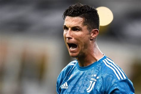 Born 5 february 1985) is a portuguese professional footballer who plays as a forward for serie a club juventus and captains the portugal national team.often considered the best player in the world and widely regarded as one of the greatest players of all time, ronaldo has won five ballon d. Бразилец Роналдо о Криштиану: конечно, его раздражает ...