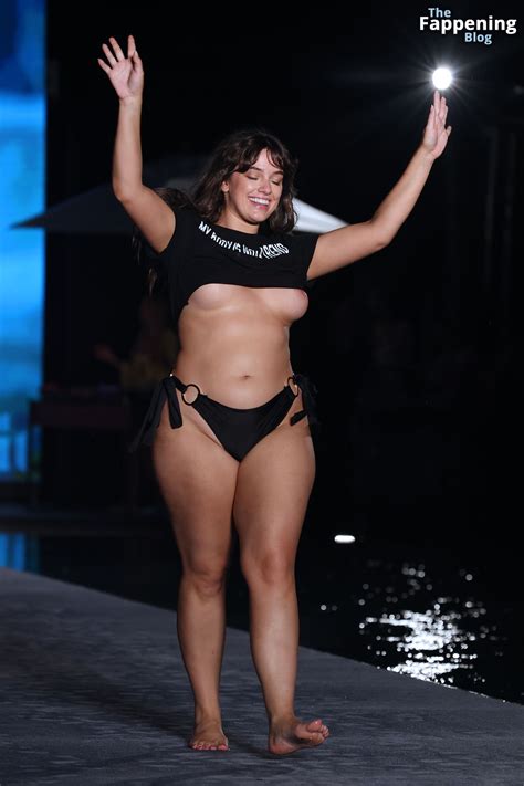 Sixtine Flashes Her Nude Boobs During Sports Illustrated Swimsuit Show In Miami Beach 6 Photos