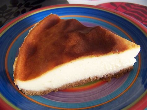 Tan solo necesitas hacerte con los ingredientes y un molde antiadherente, unos minutos de preparación, al horno y… a degustar esta tarta de queso fácil y. Mi Cocinita de Juguete: Tarta de Queso Tradicional al Horno