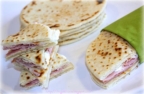 Dopo aver realizzato le piadine secondo la ricetta di base, farcitele con crudo, squacquerone e rucola, come da vera tradizione romagnola. Piadina romagnola con strutto o olio e senza lievito ...