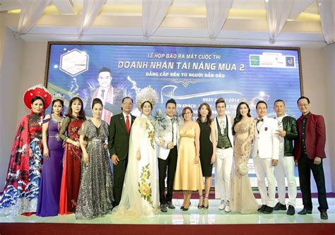 Tối 25/4, chung kết sáng tạo doanh 2021 đã giới thiệu đội hình nhóm into1 gồm 11 thí sinh được bình chọn cao nhất. NSƯT Trịnh Kim Chi ngồi ghế nóng Trưởng BGK "Doanh nhân ...