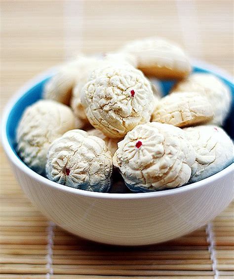 Biskut bangkit keju lembut dan cair di mulut, bagi pencinta keju memang jadi favorite sangat lah kan. Malaysian Recipes Kuih Bangkit - Coconut Biscuits - All Asian Recipes For You